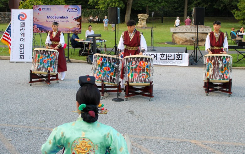 Performers drum Moedumbuk 