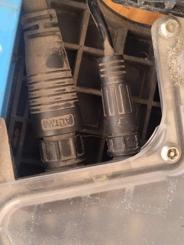 Stuck connectors on Pint X | Tire change