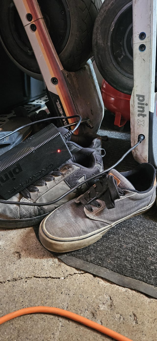 Pint v bms cycles charging during fast charge?