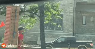 Pizza delivery guy delivering 30 pizzas at once to one address and getting a $100 tip