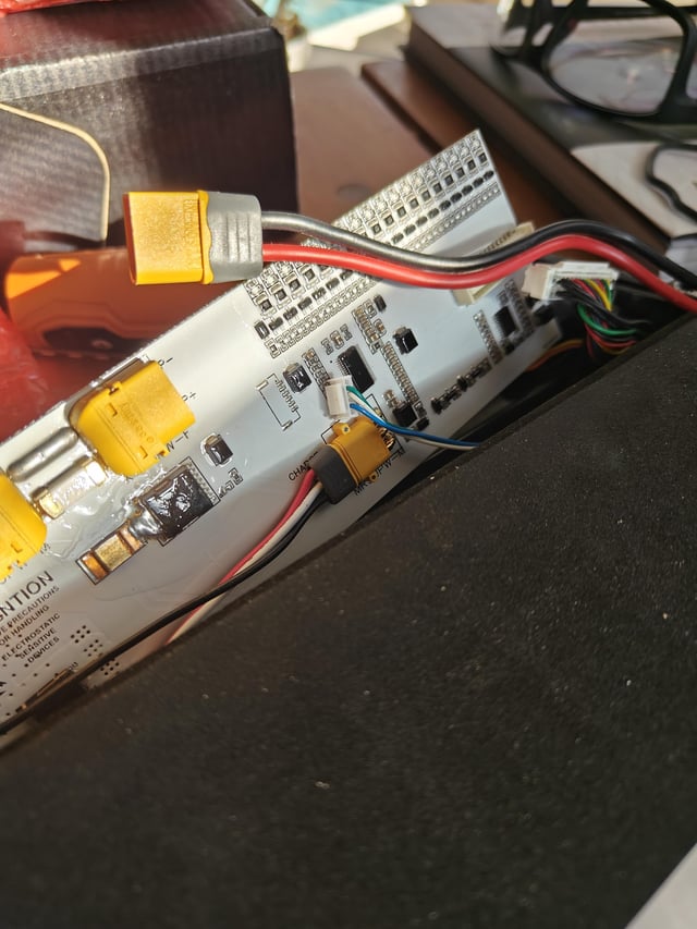 Onewheel GT-V white BMS missing a plug-in?